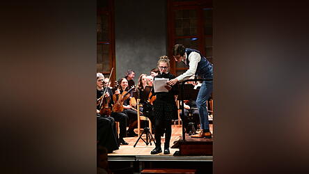 Bernhard Werthmann und Fanny hatten als Dirigent und Moderatorin beim Jugendkonzert die Lage jederzeit im Griff.