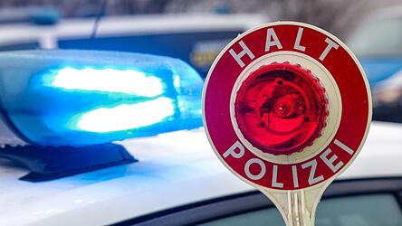 Die Polizisten stoppten den Fahrer an der Anschlussstelle Durach. (Symbolbild)