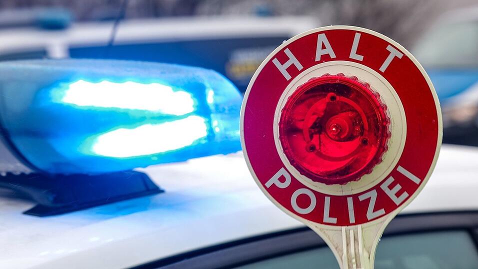 Die Polizisten stoppten den Fahrer an der Anschlussstelle Durach. (Symbolbild) Die Polizisten stoppten den Fahrer an der Anschlussstelle Durach. (Symbolbild)