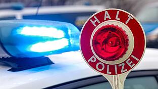Die Polizisten stoppten den Fahrer an der Anschlussstelle Durach. (Symbolbild)