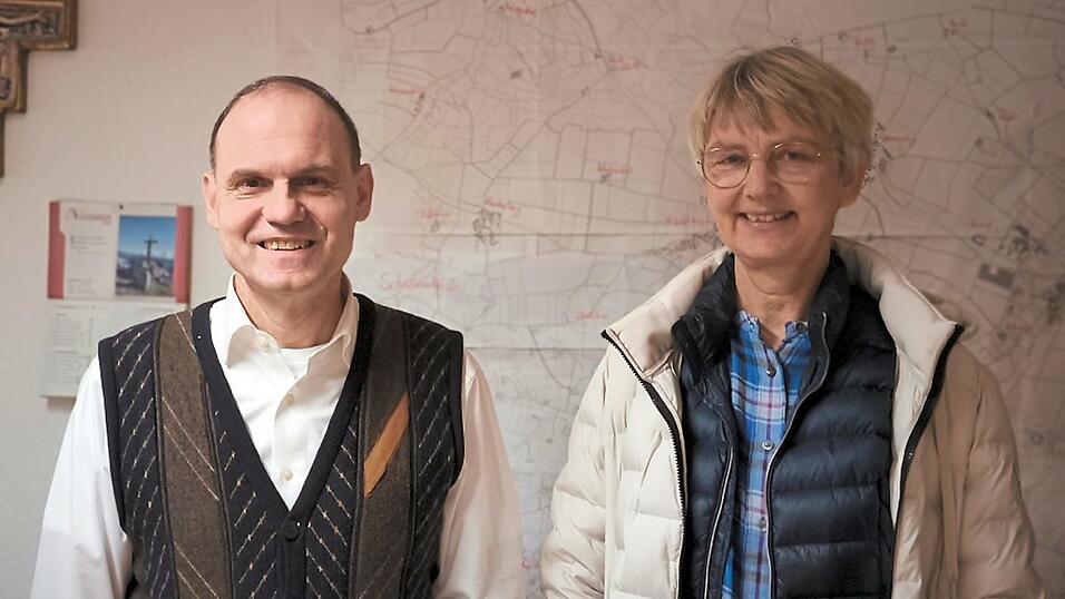 Pfarrer Leo Heinrich und Leiblfings Chorleiterin, Maria Hien, sind froh, dass das Projekt so guten Anklang bei den sieben Chören gefunden hat.