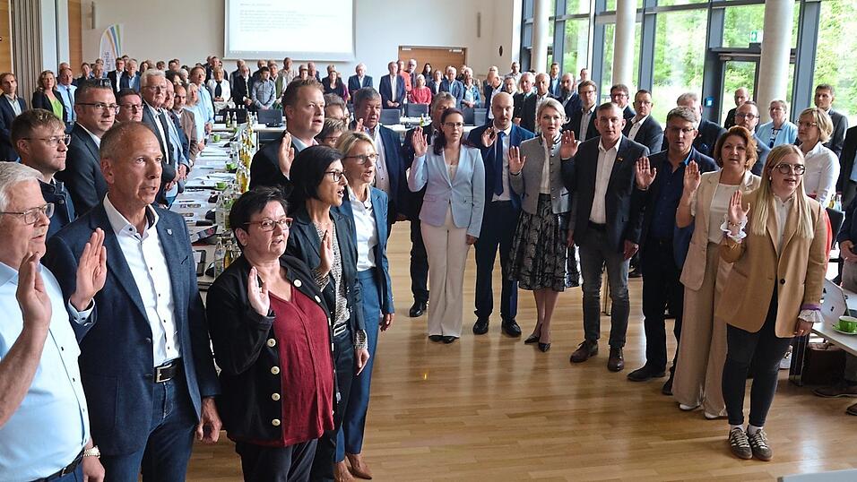 19 neuen Kreisr&auml;ten nahm Landrat Christian Nerb in der konstituierenden Sitzung des Kreistags den Amtseid ab.
