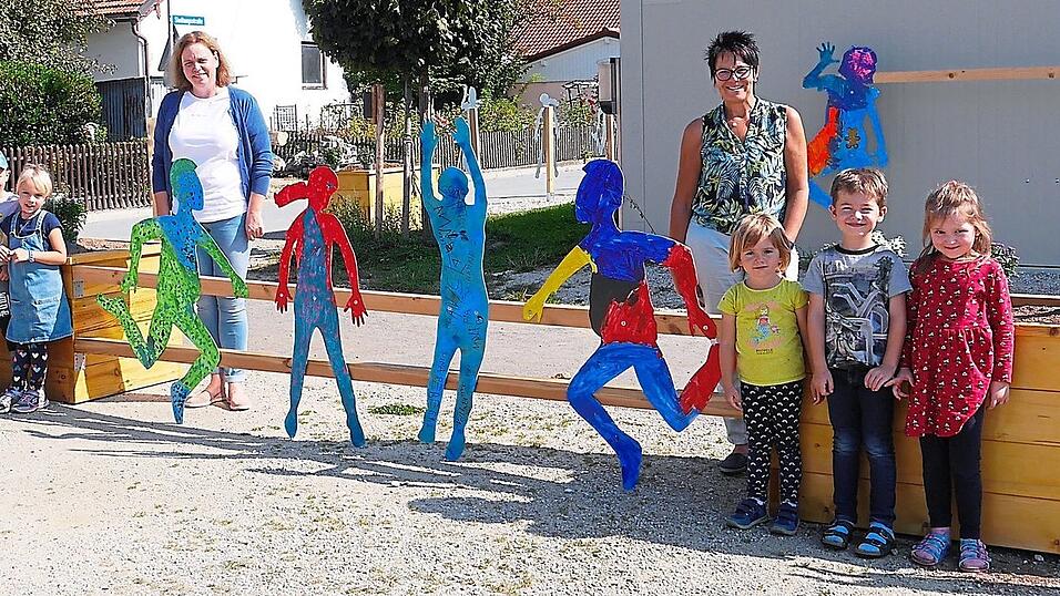 Erwachsenen und Kindern machte die kreative Aktion rund um den Kindergarten richtig Spa&szlig;.