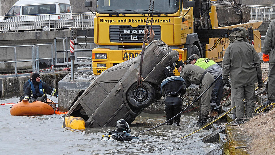 Wendepunkt in einem der seltsamsten Kriminalfälle Bayerns: Der Mercedes von Rudolf Rupp wird am 10. März 2009 aus der Donau gezogen. Im Fahrzeug befand sich auch die Leiche des Landwirts. Wendepunkt in einem der seltsamsten Kriminalfälle Bayerns: Der Mercedes von Rudolf Rupp wird am 10. März 2009 aus der Donau gezogen. Im Fahrzeug befand sich auch die Leiche des Landwirts.