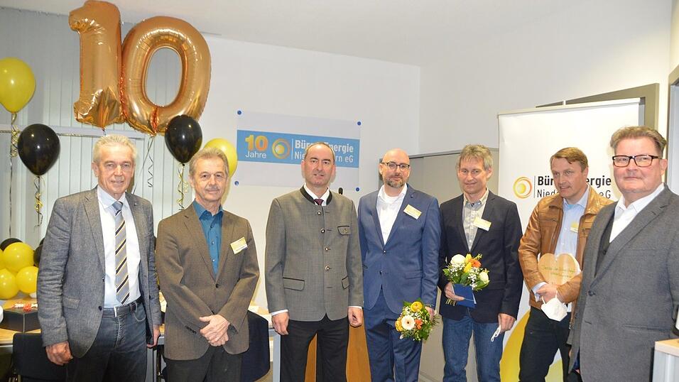 Staatsminister Hubert Aiwanger (3.v.l.) beehrte die Jubiläumsseier der BürgerEnergie Niederbayern mit seiner Anwesenheit. Mit dabei auch (v.l.) Vize-Landrat und Altbürgermeister Wittmann, Vorstandsvorsitzender Hujber, Thomas Kaindl, Thomas Kölbl und Bürgermeister Dieter Neubauer