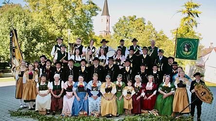 Alle Aktiven des Hallertauer Volkstrachtenvereins Pfeffenhausen mit Tanzgruppe, Goaslschnalzern und Pfeffenhausener Blasmusik.