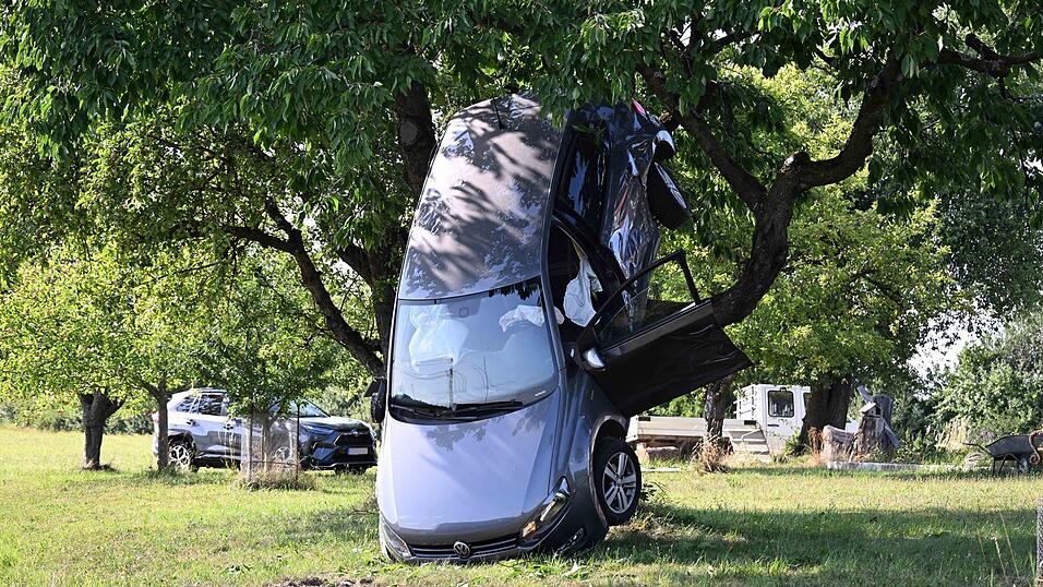 Es kam zum Zusammenstoß, woraufhin das Auto des 58-Jährigen in einem Baum landete. Es kam zum Zusammenstoß, woraufhin das Auto des 58-Jährigen in einem Baum landete.