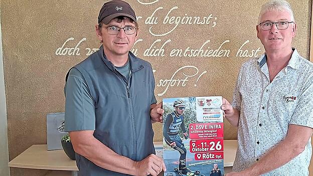 Thomas Steindl (links) übergab an zweiten Bürgermeister Rudi Christoph das offizielle Plakat für den Deutschen Schülercup. Thomas Steindl (links) übergab an zweiten Bürgermeister Rudi Christoph das offizielle Plakat für den Deutschen Schülercup.