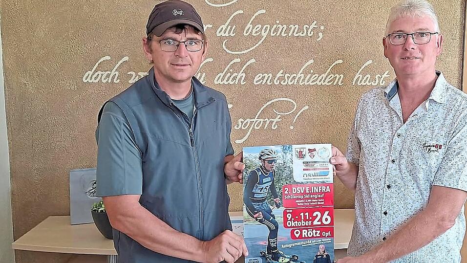 Thomas Steindl (links) übergab an zweiten Bürgermeister Rudi Christoph das offizielle Plakat für den Deutschen Schülercup. Thomas Steindl (links) übergab an zweiten Bürgermeister Rudi Christoph das offizielle Plakat für den Deutschen Schülercup.