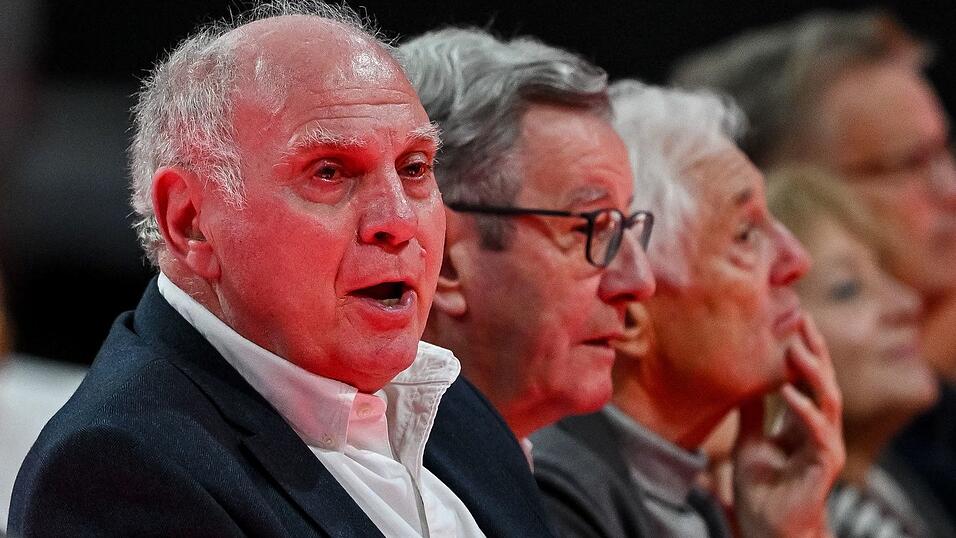 Ehrenpräsident Uli Hoeneß (links) bei der Mitgliederversammlung des FC Bayern Anfang November. (Archivbild) Ehrenpräsident Uli Hoeneß (links) bei der Mitgliederversammlung des FC Bayern Anfang November. (Archivbild)