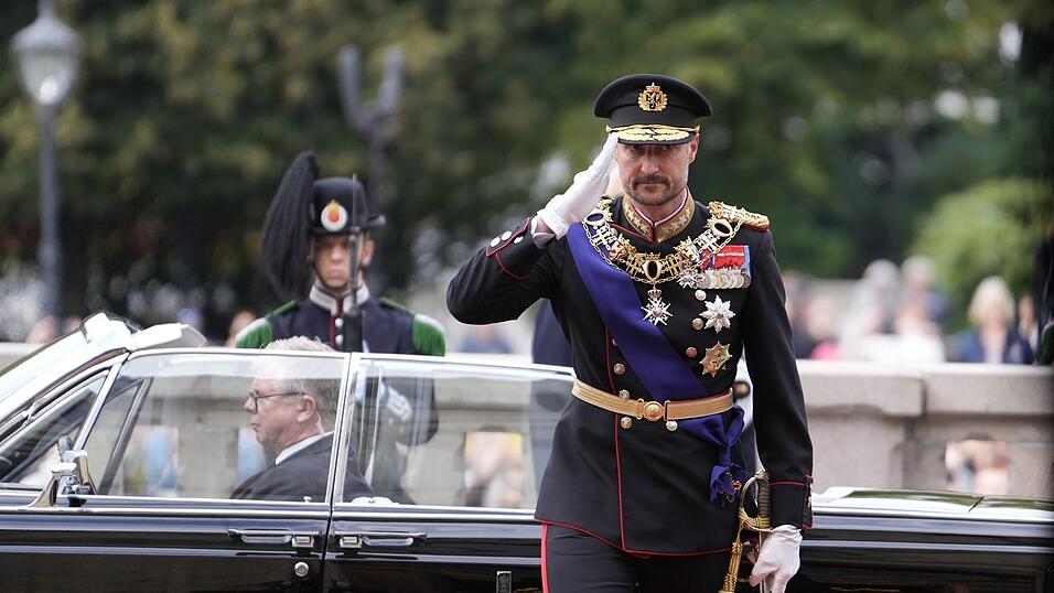 König Haakon kam am Mittag am Parlament an. König Haakon kam am Mittag am Parlament an.