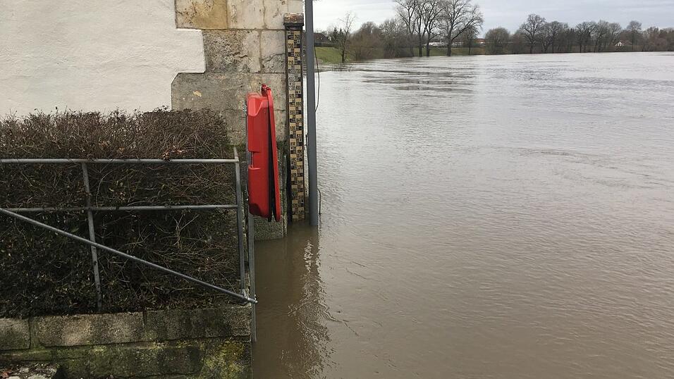 Gegen Mittag hatte der Pegel der Donau bei Straubing bereits die Marke von 510 Zentimetern &uuml;berschritten. Aufgenommen an der Schlossbr&uuml;cke.
