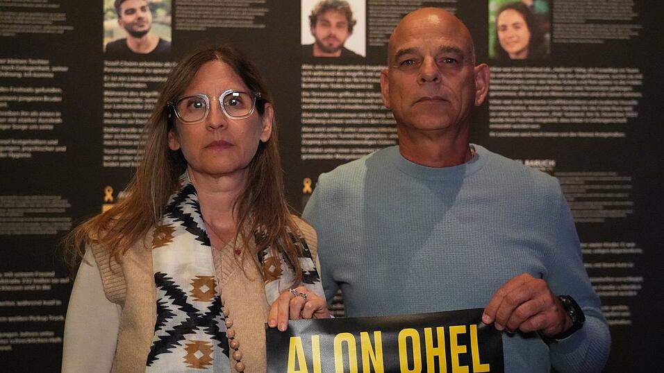Es ist das erste Mal, dass sich die Eltern von Alon Ohel die Ausstellung ansehen.