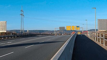 Einst waren es steinige Stadtmauern und Bollwerke, um b&ouml;se Feinde abzuwehren. Heute helfen moderne Schutzmauern wie der L&auml;rmschutzwall an der A3 bei Neutraubling, selbst unsichtbare 'Angreifer' in andere Bahnen zu lenken.