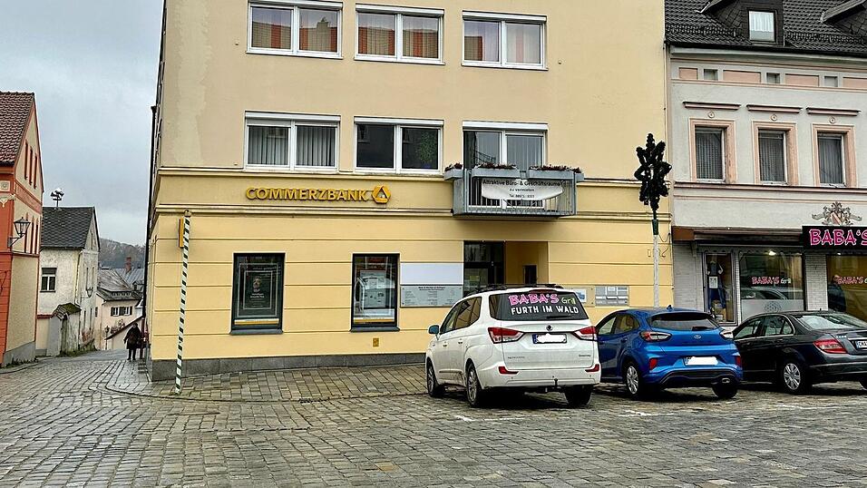 Über 100 Jahre lange beherbergt dieses Gebäude am Stadtplatz eine Bank. Diese Further Tradition neigt sich nun dem Ende zu. Über 100 Jahre lange beherbergt dieses Gebäude am Stadtplatz eine Bank. Diese Further Tradition neigt sich nun dem Ende zu.