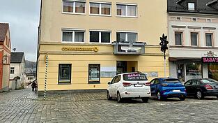 Über 100 Jahre lange beherbergt dieses Gebäude am Stadtplatz eine Bank. Diese Further Tradition neigt sich nun dem Ende zu. Über 100 Jahre lange beherbergt dieses Gebäude am Stadtplatz eine Bank. Diese Further Tradition neigt sich nun dem Ende zu.