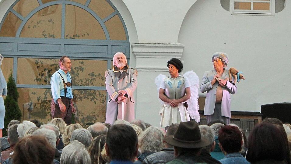 Brandner Kasper (zweiter von links) vermisst trotz der erfüllten 150 Jahre im Himmel das banale Leben auf der Erde. Mit seinen alternativen Ansichten treibt er die himmlischen Ordnungshüter - Prokurist Nantwein und Erzengel Michael (von rechts) - um Pförtner Petrus (Mitte) gehörig zur Weißglut. Brandner Kasper (zweiter von links) vermisst trotz der erfüllten 150 Jahre im Himmel das banale Leben auf der Erde. Mit seinen alternativen Ansichten treibt er die himmlischen Ordnungshüter - Prokurist Nantwein und Erzengel Michael (von rechts) - um Pförtner Petrus (Mitte) gehörig zur Weißglut.