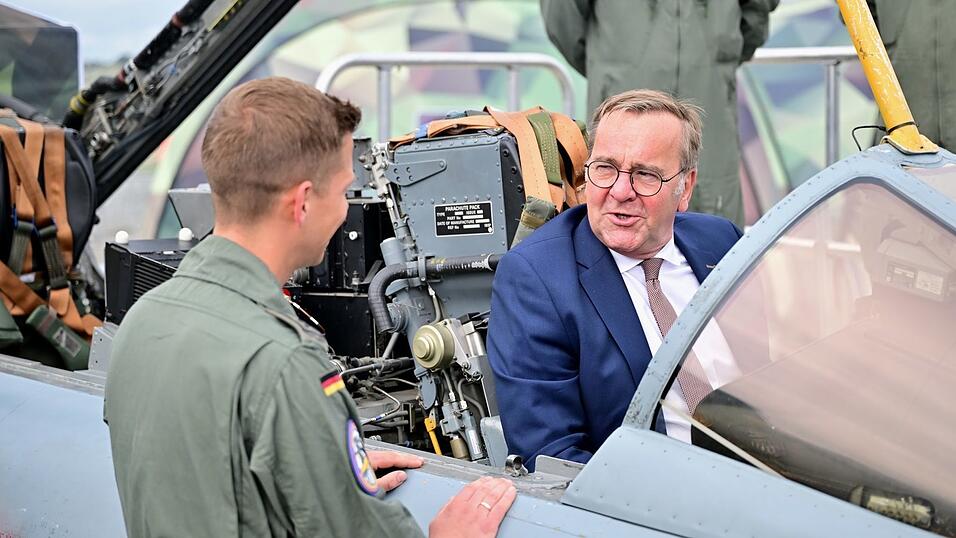 Ein Bundeswehr-Soldat zeigt dem Minister auf der ILA einen Tornado-Simulator. Ein Bundeswehr-Soldat zeigt dem Minister auf der ILA einen Tornado-Simulator.