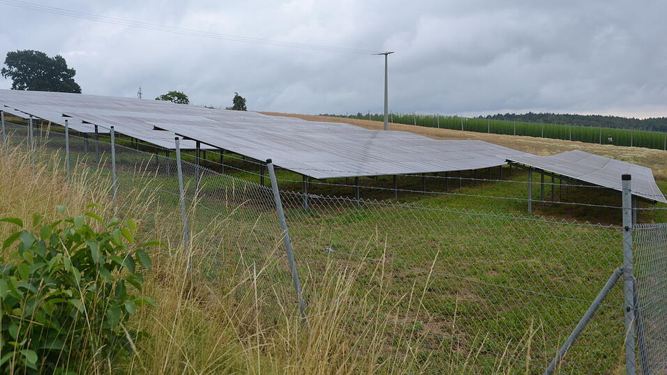 Nicht mehr nebeneinander, so wie hier mit einer Freiflächen-Photovoltaik-Anlage und einem Hopfengarten bei Gasseltshausen in der Gemeinde Aiglsbach, sondern auf einer Fläche soll mit Agri-PV grüner Strom bei gleichzeitiger landwirtschaftlicher Nutzung erzeugt werden. Nicht mehr nebeneinander, so wie hier mit einer Freiflächen-Photovoltaik-Anlage und einem Hopfengarten bei Gasseltshausen in der Gemeinde Aiglsbach, sondern auf einer Fläche soll mit Agri-PV grüner Strom bei gleichzeitiger landwirtschaftlicher Nutzung erzeugt werden.