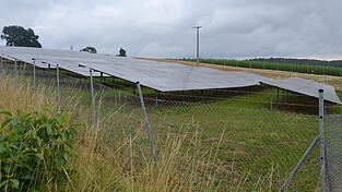 Nicht mehr nebeneinander, so wie hier mit einer Freiflächen-Photovoltaik-Anlage und einem Hopfengarten bei Gasseltshausen in der Gemeinde Aiglsbach, sondern auf einer Fläche soll mit Agri-PV grüner Strom bei gleichzeitiger landwirtschaftlicher Nutzung erzeugt werden. Nicht mehr nebeneinander, so wie hier mit einer Freiflächen-Photovoltaik-Anlage und einem Hopfengarten bei Gasseltshausen in der Gemeinde Aiglsbach, sondern auf einer Fläche soll mit Agri-PV grüner Strom bei gleichzeitiger landwirtschaftlicher Nutzung erzeugt werden.