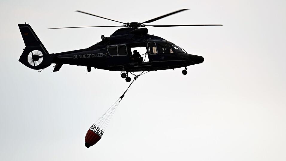Ein Hubschrauber der Polizei fliegt über Kleinhau. Ein Hubschrauber der Polizei fliegt über Kleinhau.