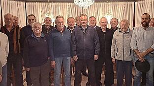 Nach der offiziellen Auflösung des Hohenbogen-Chors verabschiedeten sich die Sänger mit einem letzten gemeinsamen Lied voneinander. Nach der offiziellen Auflösung des Hohenbogen-Chors verabschiedeten sich die Sänger mit einem letzten gemeinsamen Lied voneinander.