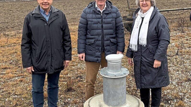 Stellvertretender Verbandsvorsitzender Konrad Hartshauser, Gesch&auml;ftsleiter Jochen Ammer und Verbandsvorsitzende Luise Hausberger vor der Versuchsbohrung in Hofham. Im Hintergrund ist das Wasserwerk des Zweckverbands Isar-Vils zu sehen.