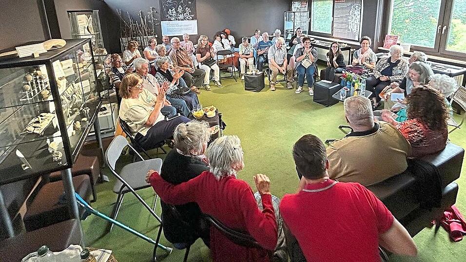 Zahlreiche Zuh&ouml;rer lauschten im Museumstreffpunkt den Erz&auml;hlungen der 90-J&auml;hrigen.