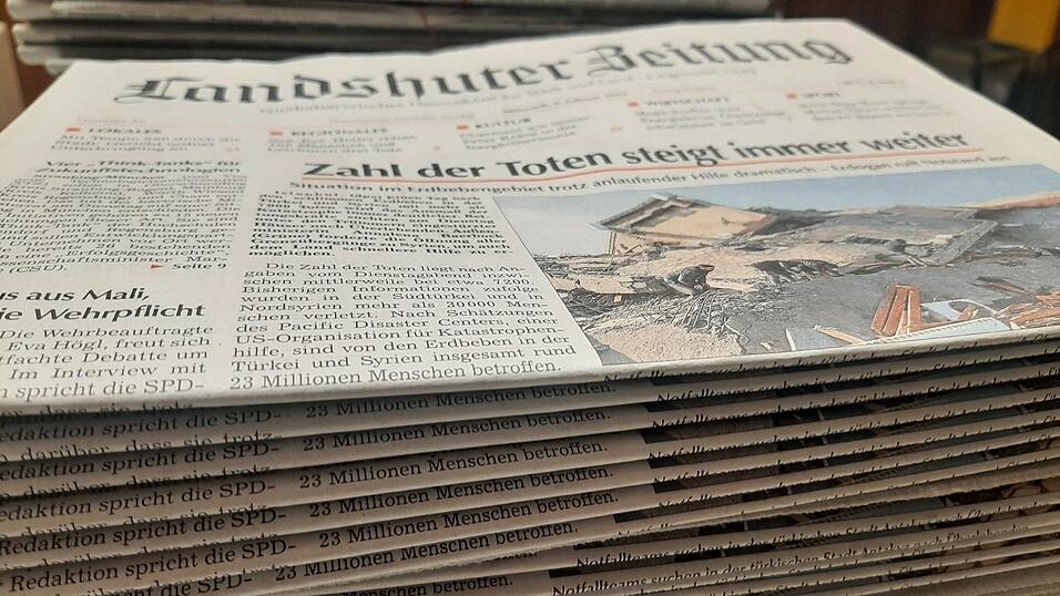 Nachdem er in der Zeitung gelesen hat, dass er gesucht wird, stellte sich der 22-Jährige der Polizei. Zuvor hatte er einen Stapel Zeitungen geklaut - und Stück für Stück aus einem fahrenden Auto geworfen. Nachdem er in der Zeitung gelesen hat, dass er gesucht wird, stellte sich der 22-Jährige der Polizei. Zuvor hatte er einen Stapel Zeitungen geklaut - und Stück für Stück aus einem fahrenden Auto geworfen.