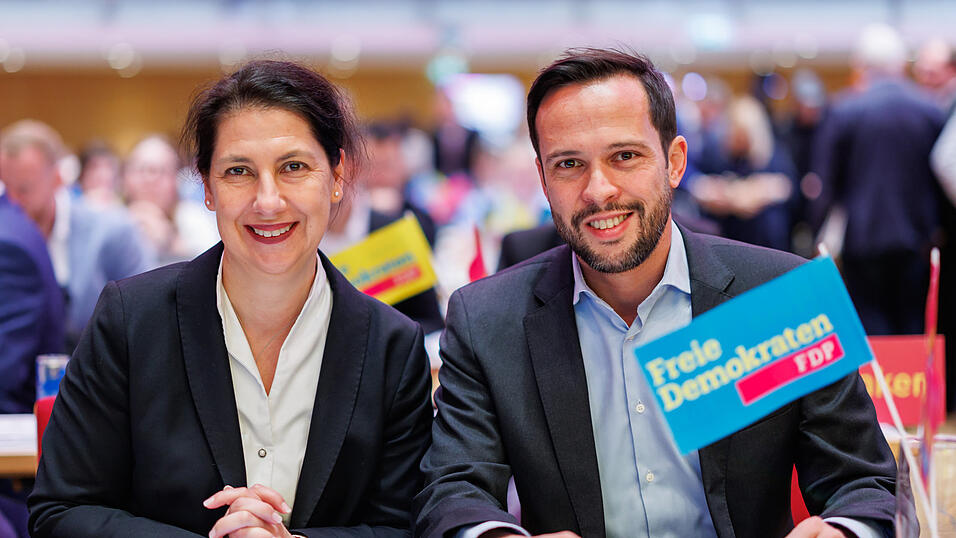 Mit Katja Hessel und Martin Hagen hat die bayerische FDP erstmals zwei Parteivorsitzende. Mit Katja Hessel und Martin Hagen hat die bayerische FDP erstmals zwei Parteivorsitzende.