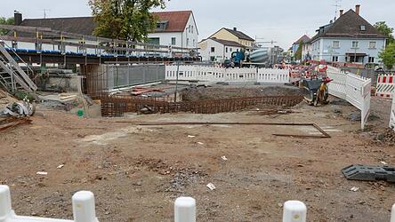 Die Bereiche, in denen gebaut wird, waren im vergangenen Jahr nur provisorisch geschlossen worden. F&uuml;r Fu&szlig;g&auml;nger gibt es auf der rechten Seite Stege, &uuml;ber die sie die Baustelle passieren k&ouml;nnen.