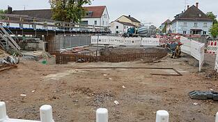Die Bereiche, in denen gebaut wird, waren im vergangenen Jahr nur provisorisch geschlossen worden. F&uuml;r Fu&szlig;g&auml;nger gibt es auf der rechten Seite Stege, &uuml;ber die sie die Baustelle passieren k&ouml;nnen.