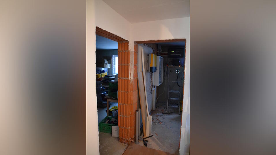 Hier im Keller des Hauses sollte eigentlich eine Wohnung entstehen, die die Grolls vermieten wollten, doch davon ist man im Moment noch meilenweit entfernt. Immer wieder sickert Wasser in den Keller, Geld f&uuml;r die B&ouml;den oder Kabelsch&auml;chte ist nicht mehr vorhanden. (Foto: Matthias Jell)