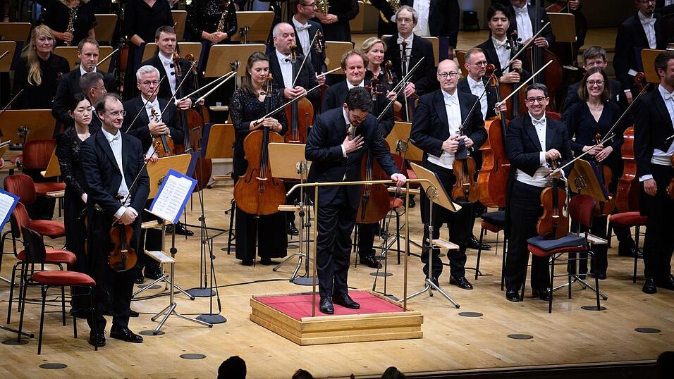 Dirigent Lahav Shani und die Münchner Philharmoniker werden in Berlin gefeiert.