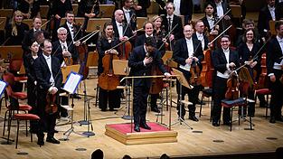 Dirigent Lahav Shani und die Münchner Philharmoniker werden in Berlin gefeiert.