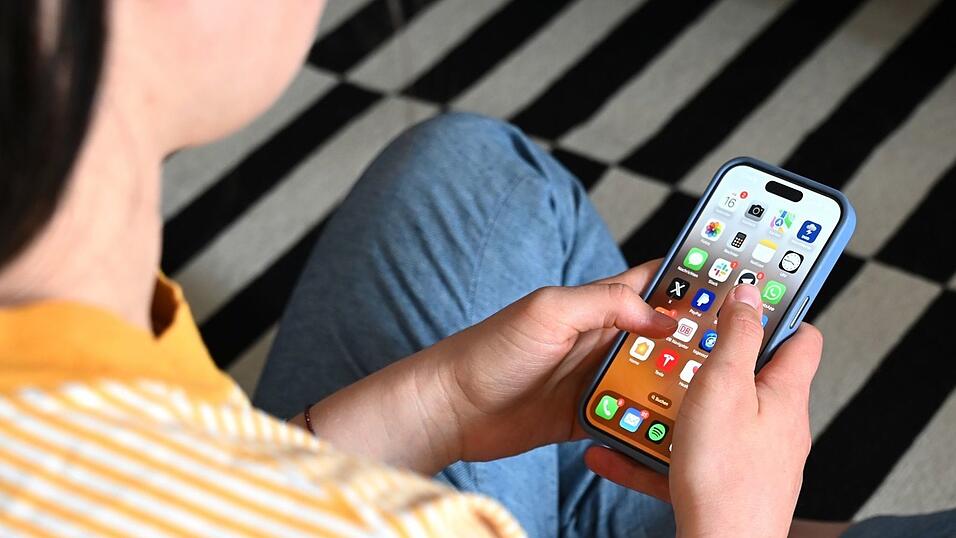 Auch in Deutschland wird debattiert, die Nutzung sozialer Netzwerke für Kinder und Jugendliche zu beschränken. (Symbolbild) Auch in Deutschland wird debattiert, die Nutzung sozialer Netzwerke für Kinder und Jugendliche zu beschränken. (Symbolbild)