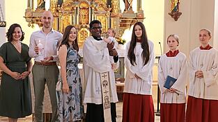 Nachdem der Priester die kleine Franziska getauft hatte, &uuml;bergab er symbolisch den Eltern das Licht Christi.