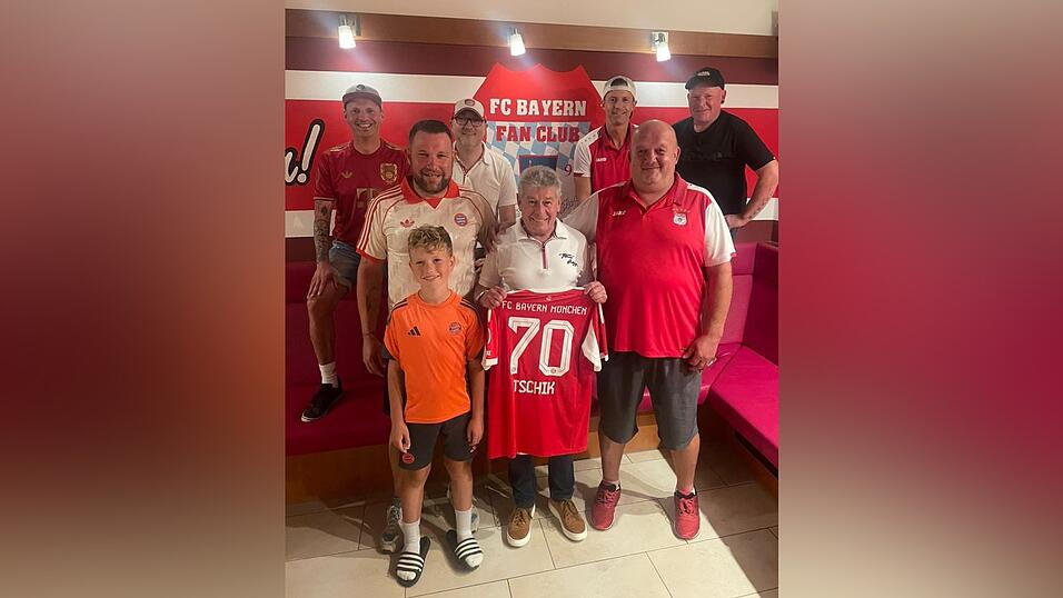 Ludwig Hierl freute sich &uuml;ber das extra angefertigte Trikot zu seinem 70. Geburtstag.