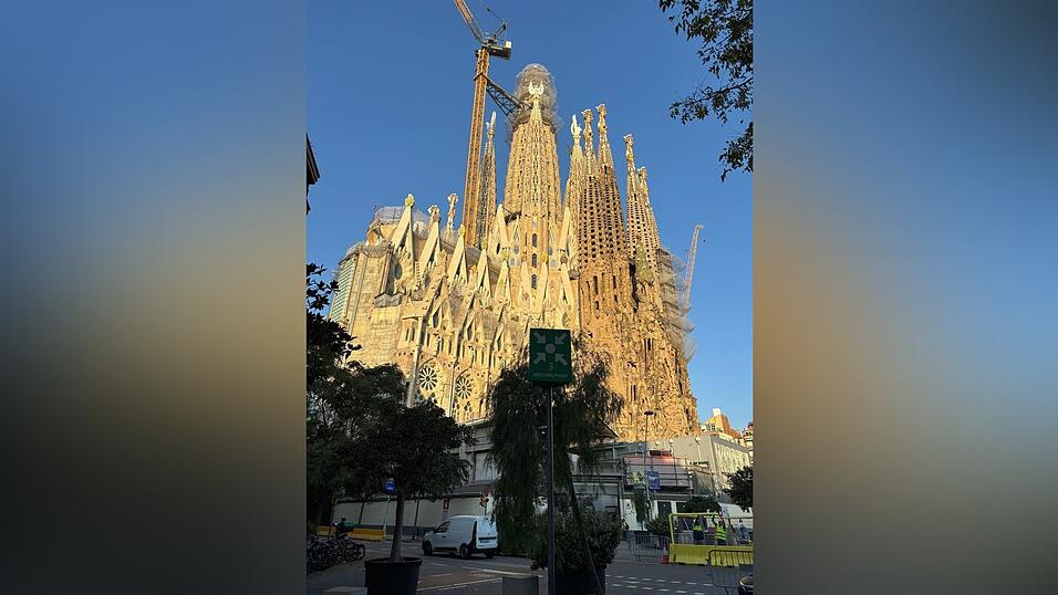 Noch verdecken ein Baugerüst und ein großer gelber Kran die Spitze des Hauptturms der Sagrada Familia.