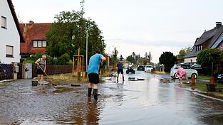 Vielerorts wurden Straßen überschwemmt. Vielerorts wurden Straßen überschwemmt.