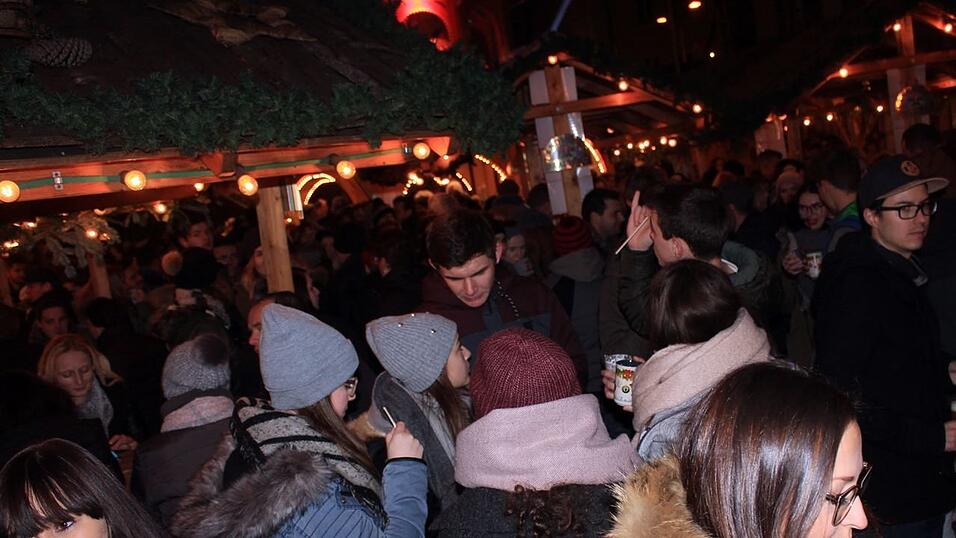 Seit einigen Jahren gehört auch die Weihnachtspyramide am Bischof-Sailer-Platz zur festen Institution zur Weihnachtszeit in Landshut, und ist vor allem bei der jüngeren Generation sehr beliebt. Seit einigen Jahren gehört auch die Weihnachtspyramide am Bischof-Sailer-Platz zur festen Institution zur Weihnachtszeit in Landshut, und ist vor allem bei der jüngeren Generation sehr beliebt.