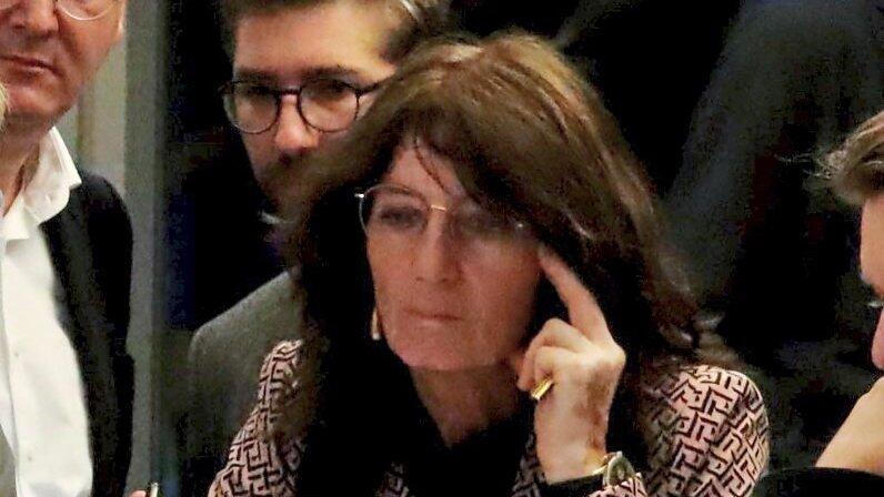 Ganz vertieft blickt Kerstin Radler am Sonntagabend ins Tablet.