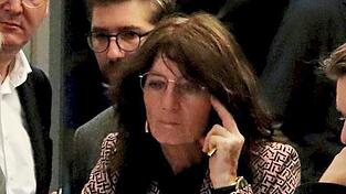 Ganz vertieft blickt Kerstin Radler am Sonntagabend ins Tablet.
