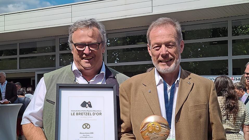 Der Preisträger zusammen mit Jean-Philippe Baumler, Präsident des Vereins „Freundschaft Elsass-Bayern“. Der Preisträger zusammen mit Jean-Philippe Baumler, Präsident des Vereins „Freundschaft Elsass-Bayern“.