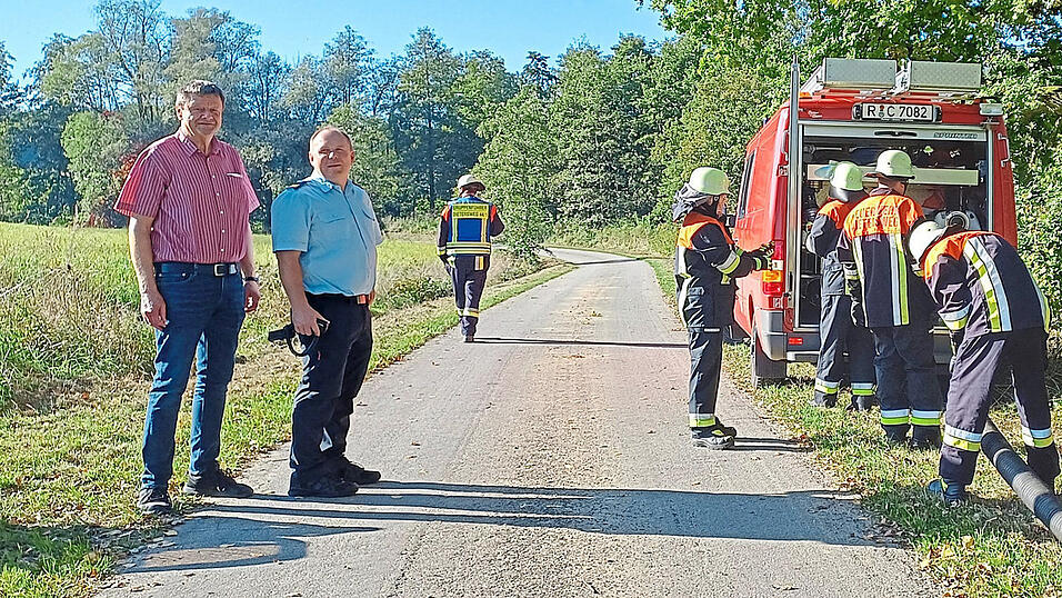 Zweiter Bürgermeister Alfred Stadler (links) und Kreisbrandmeister Johannes Weig begutachteten die Übungsabläufe. Zweiter Bürgermeister Alfred Stadler (links) und Kreisbrandmeister Johannes Weig begutachteten die Übungsabläufe.