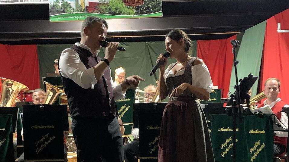 Das Gesangsduo Mathias Achatz und Sabine Scherer bringt Ernst Mosch in Erinnerung. Das Gesangsduo Mathias Achatz und Sabine Scherer bringt Ernst Mosch in Erinnerung.