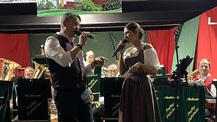Das Gesangsduo Mathias Achatz und Sabine Scherer bringt Ernst Mosch in Erinnerung.