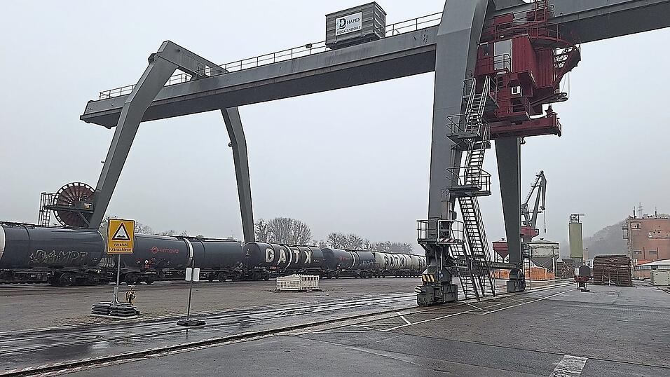 Das Verladeterminal auf dem Deggendorfer Hafengel&auml;nde, darunter verl&auml;uft das Bahngleis.