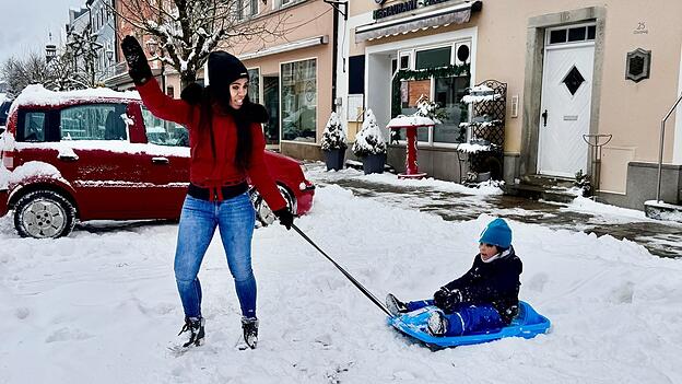 Reichlich Schnee kann auch Spaß machen. Dass dieser für eine Schlittenfahrt auf dem Further Stadtplatz reicht, ist selten geworden. Das nutzte Margiela Darosa Dejesus, die baldige Chefin des Restaurants „ViP“, zusammen mit ihren Sohn. Reichlich Schnee kann auch Spaß machen. Dass dieser für eine Schlittenfahrt auf dem Further Stadtplatz reicht, ist selten geworden. Das nutzte Margiela Darosa Dejesus, die baldige Chefin des Restaurants „ViP“, zusammen mit ihren Sohn.