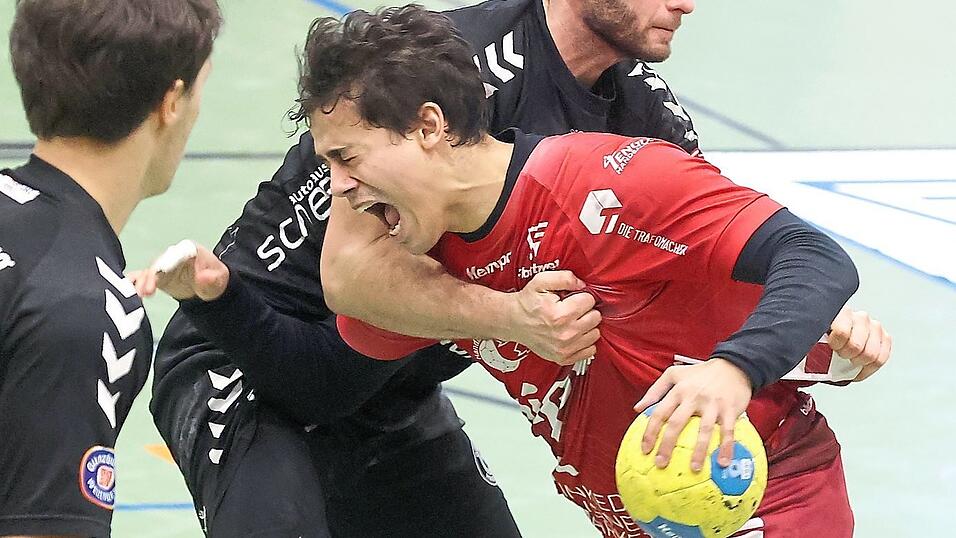 Kräftige Textilprobe: Guilherme Lima Vieira Rodrigues da Cruz (am Ball) bereitete die rustikal-zupackende Art der Oberfranken sichtlich Schmerzen - dennoch kam der Landshuter auf drei Tore. Kräftige Textilprobe: Guilherme Lima Vieira Rodrigues da Cruz (am Ball) bereitete die rustikal-zupackende Art der Oberfranken sichtlich Schmerzen - dennoch kam der Landshuter auf drei Tore.